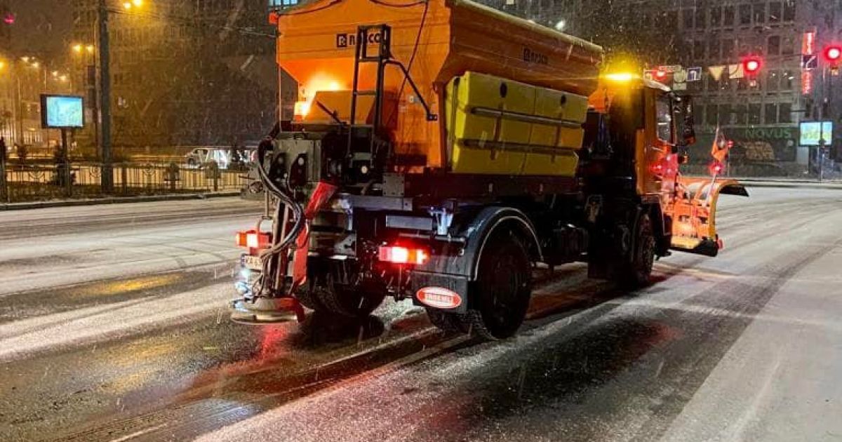 Нічний снігопад: Київ залучив понад 300 одиниць спецтехніки