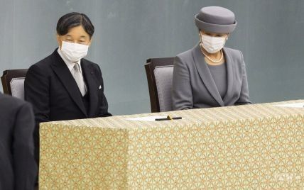 В темно-сером наряде и с жемчужными украшениями: императрица Японии Масако на панихиде в Токио