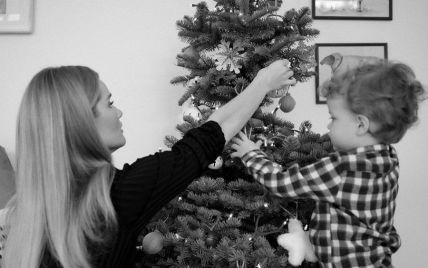 Семейная традиция: Рози Хантингтон-Уайтли показала, как украшала елку с сыном