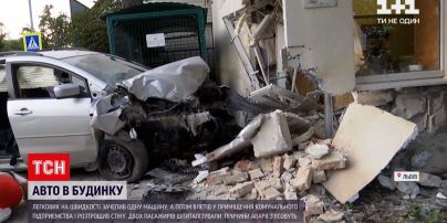 Новости Украины: во Львове легковушка задела другое авто и влетела в помещение предприятия