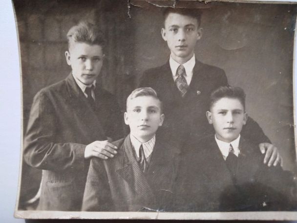 Григорий Куземко (сидит слева) со своими школьными товарищами до войны/ фото из семейного альбома