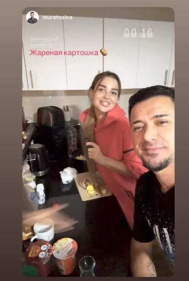 Нова дівчина Мурата показала, як готує з ним та його донькою / © instagram.com/anastasija_foxy2