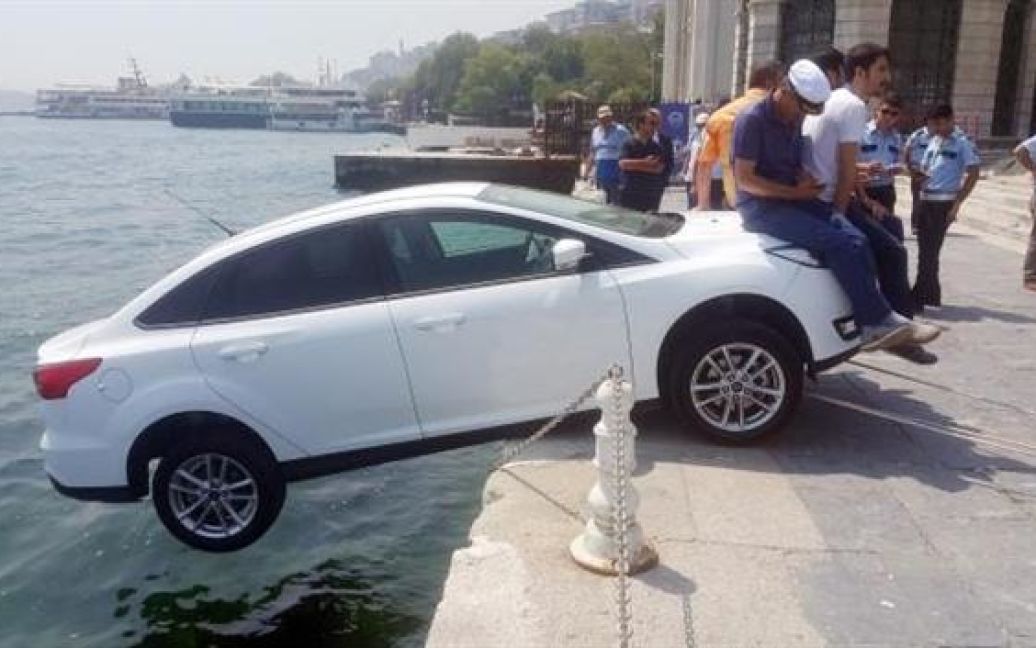 Туристы неудачно припарковали авто / © Hurriyet Daily News