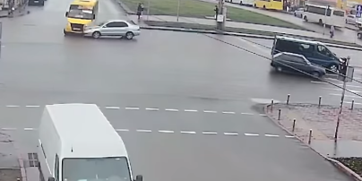У Києві жінка на Mitsubishi влетіла у маршрутку (відео)