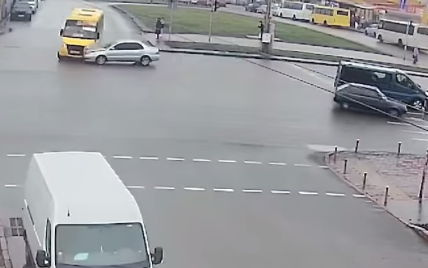 В Киеве женщина на Mitsubishi влетела в маршрутку (видео)