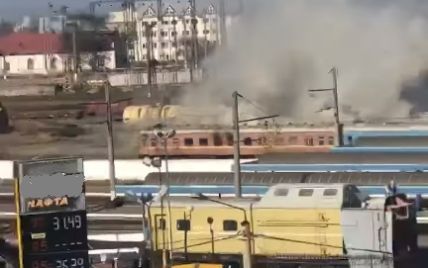 На вокзале во Львове вспыхнул поезд: дым и огонь охватили вагон (видео)