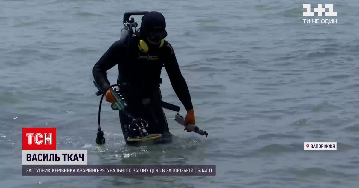 Новини України: з дна Азовського моря водолази витягають залізні прути, пляшки та навіть зброю