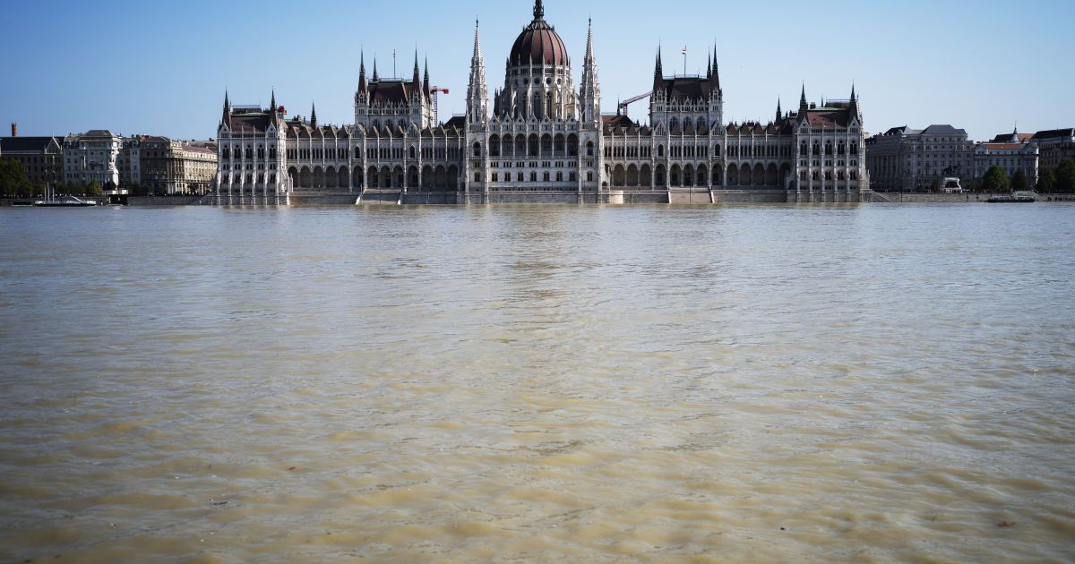 Повінь в Європі: вода затоплює парламент Угорщини