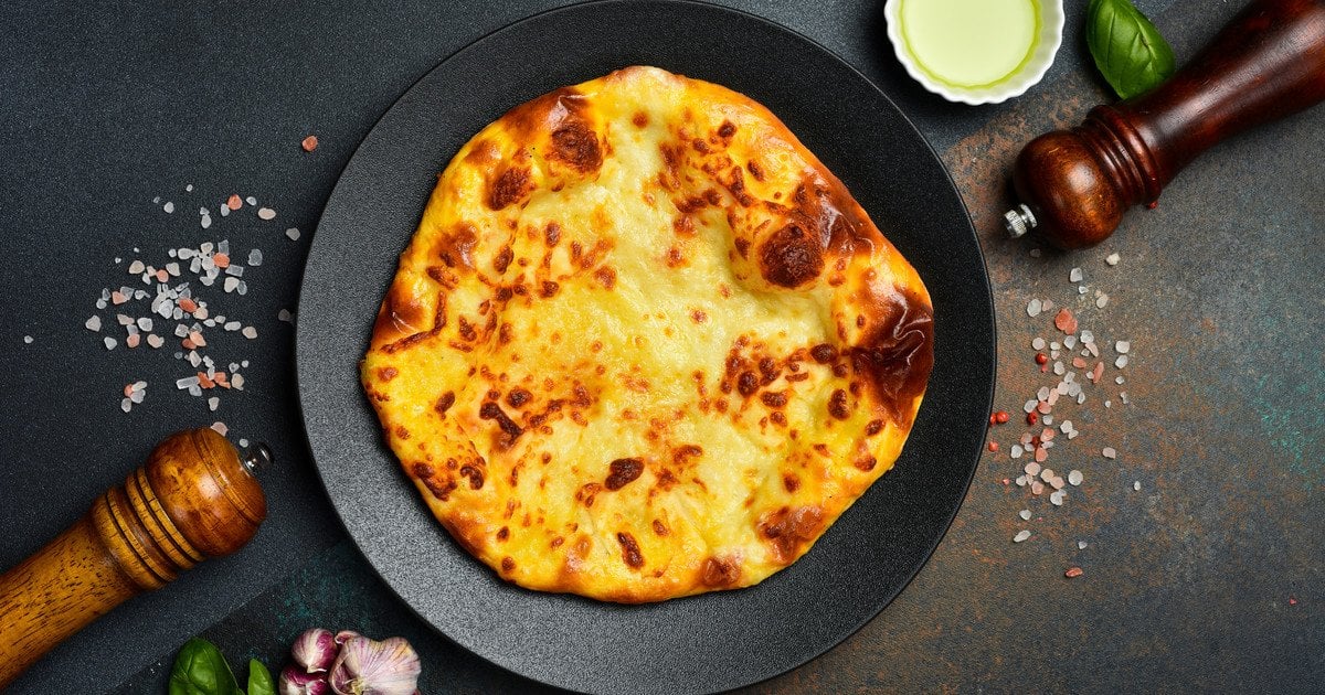 Хачапурі з кисломолочним і твердим сирами на сковороді