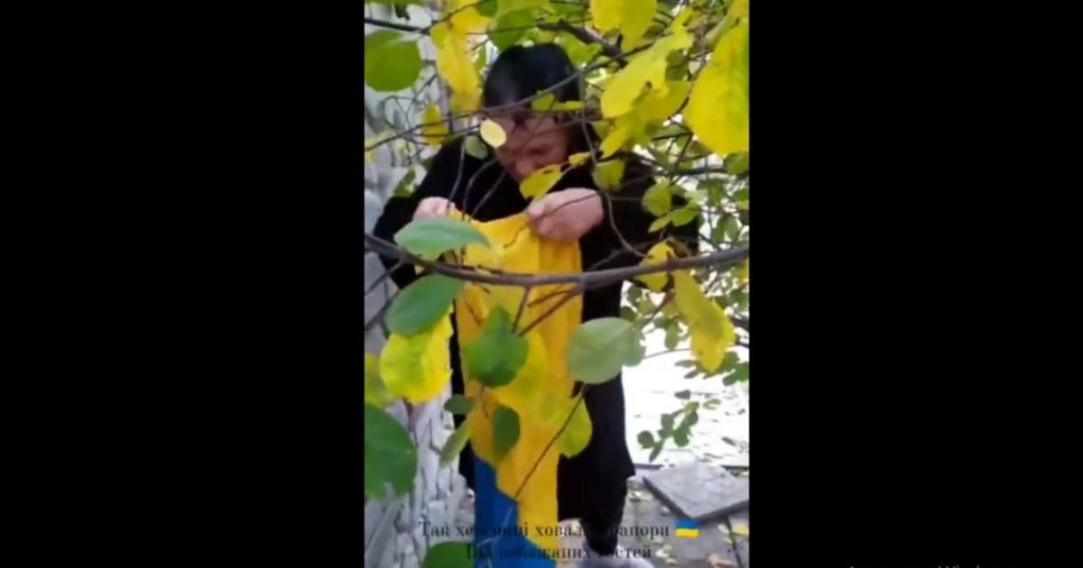 До сліз: жителі Херсона показали, де ховали від окупантів українські прапори (відео)