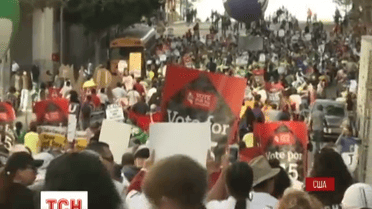 В США тысячи людей вышли на улицы, требуя повысить минимальную зарплату