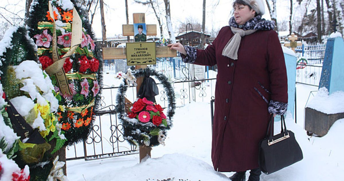 Мать Туманова у могилы сына