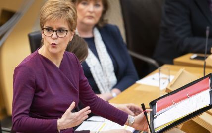 Кому карантин, а кому нова сукня: перша міністерка Шотландії прийшла до парламенту в ефектному образі