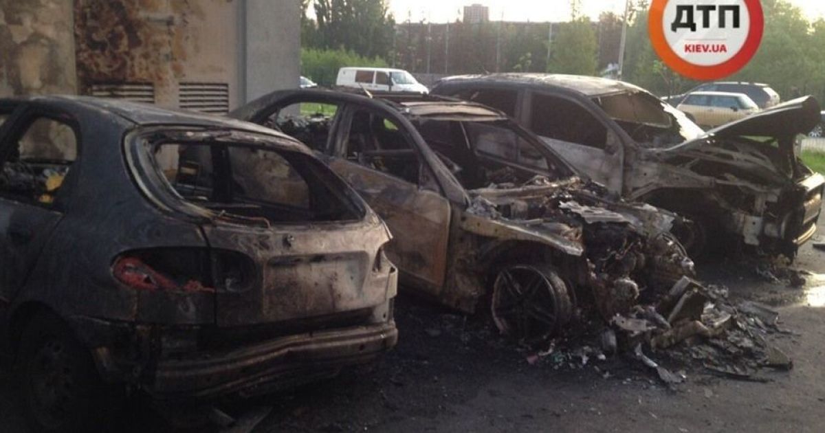 В Киеве из-за пожара обгорело полдесятка автомобилей