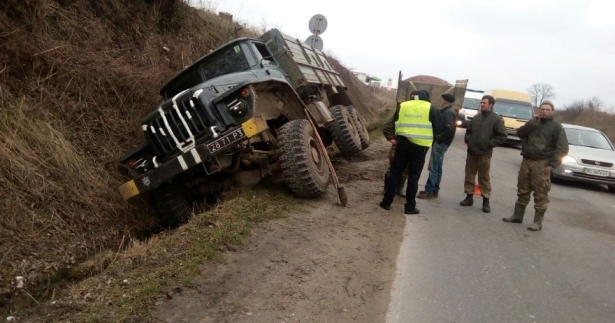 Возле Львова из-за отказа тормозов вылетел с дороги военный грузовик