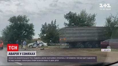 Новини України: поблизу Одеси зерновоз не розминувся з двома легковиками