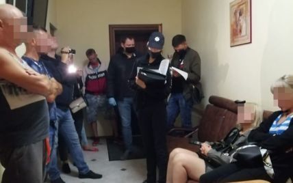 У Миколаєві адміністратор лазні допомогав повіям шукати клієнтів: відео та фото затримання
