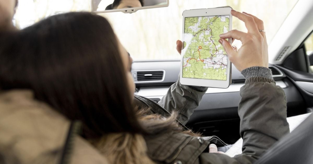 Жінка користується Google Maps