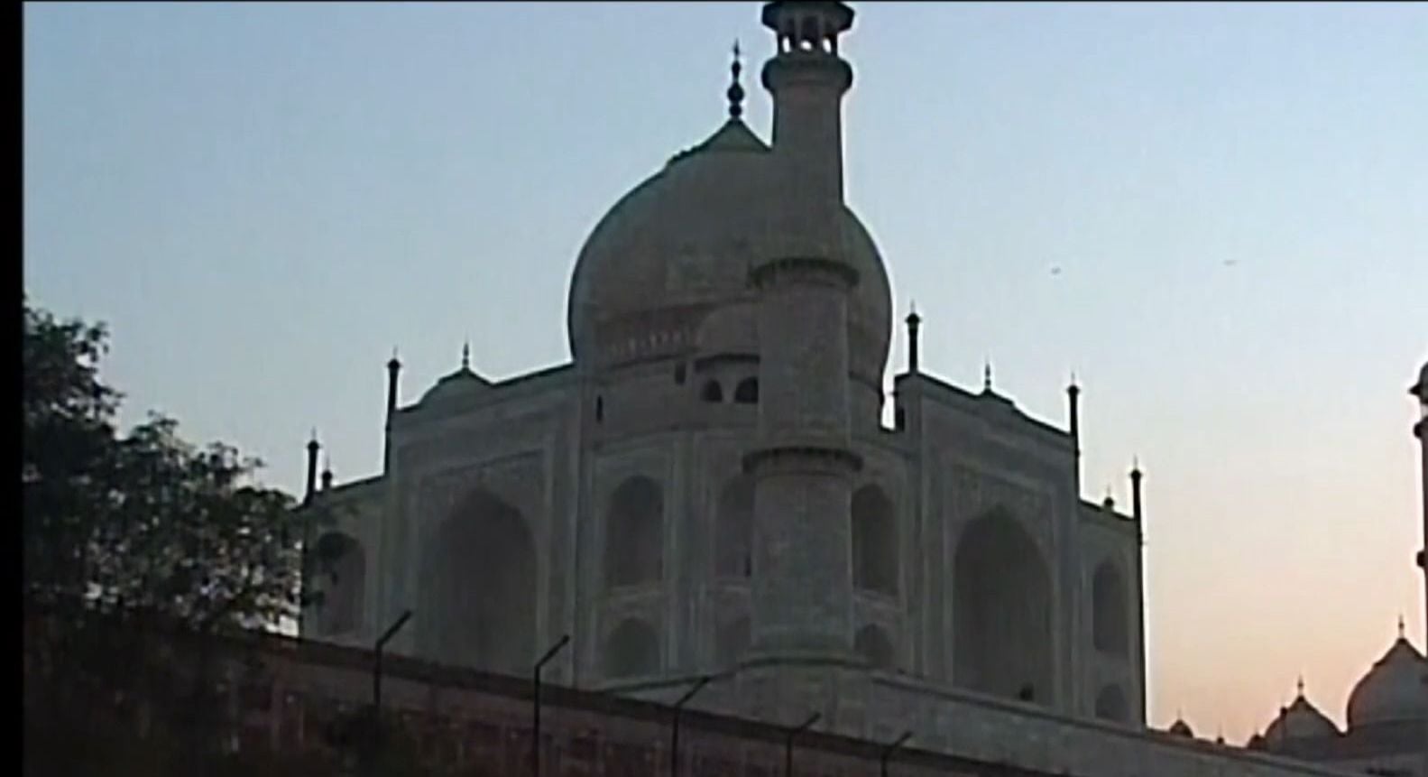 В Індії потужний вітер зруйнував мінарети на вхідних воротах Тадж Махалу