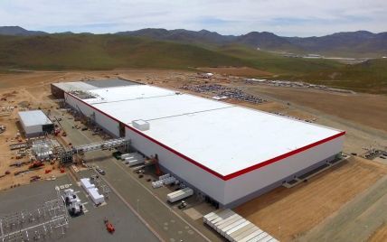 Tesla Motors открыла в пустыне "Гигафабрику"