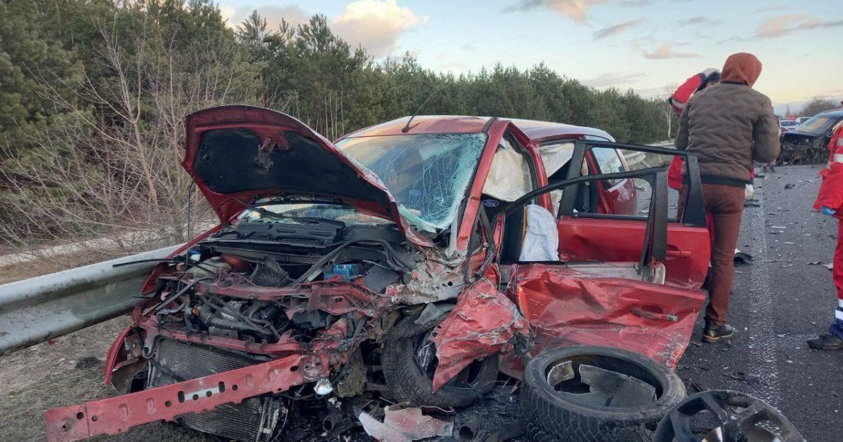 Під Києвом зіткнулися 4 автівки: BMW на швидкості викинуло на зустрічну смугу, є постраждалі (фото)