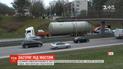 На одной из самых оживленных дорог в Вильнюсе грузовик застрял под пешеходным мостом
