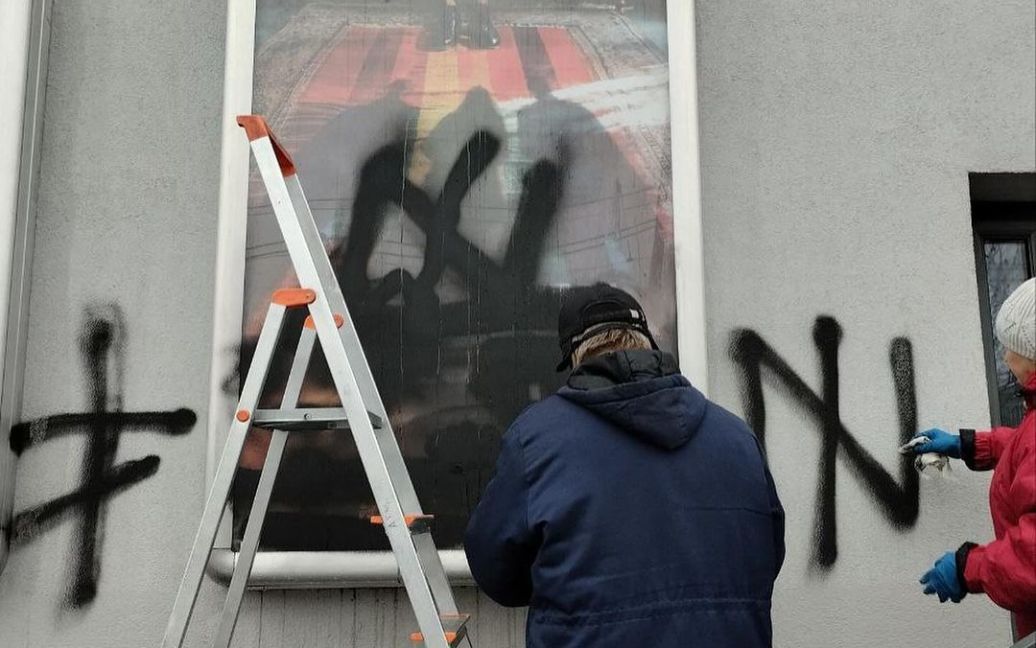 Последствия вандализма на фасаде кинотеатра "Октябрь" / © Instagram кинотеатра "Жовтень"