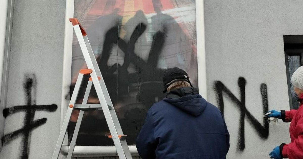 Последствия вандализма на фасаде кинотеатра "Октябрь" / © Instagram кинотеатра "Жовтень"