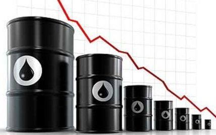 На мировом рынке продолжает дешеветь нефть
