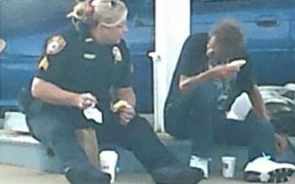 Американская полицейская стала звездой Сети, разделив свой завтрак с бездомным