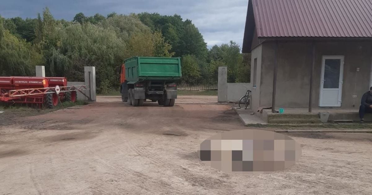 В Житомирской области грузовик переехал работника хозяйства: мужчина умер