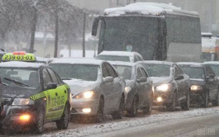 Из-за обильного снегопада Киев замер в 9-бальных пробках