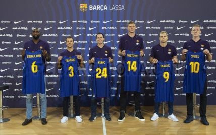 "Барселона" официально представила украинца