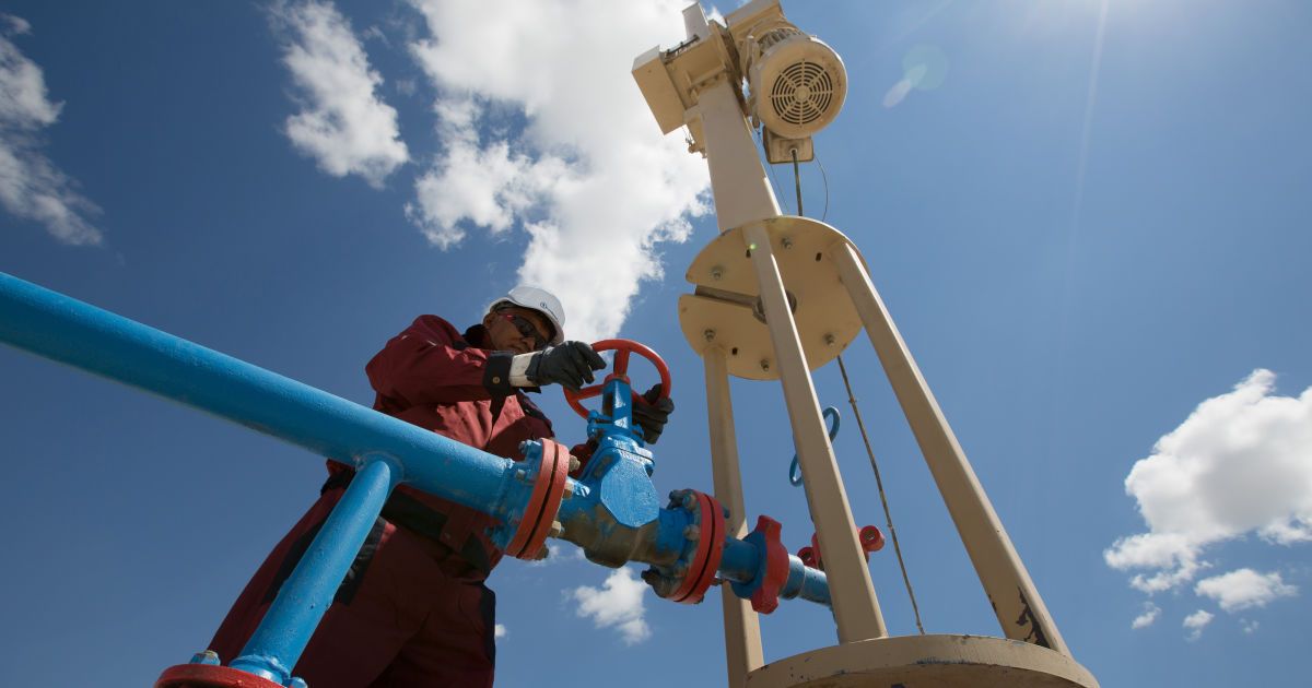 На мировых торгах продолжает дешеветь нефть