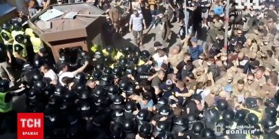 Новини України: оператор ТСН під час знімання мітингів на Банковій отримав струс мозку та забої