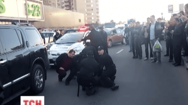 Водій позашляховика влаштував бійку з поліцейськими