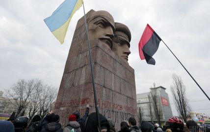 В Киеве активисты пытаются снести памятник чекистам