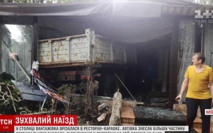 В Киеве грузовик развалил ресторан, водитель сбежал