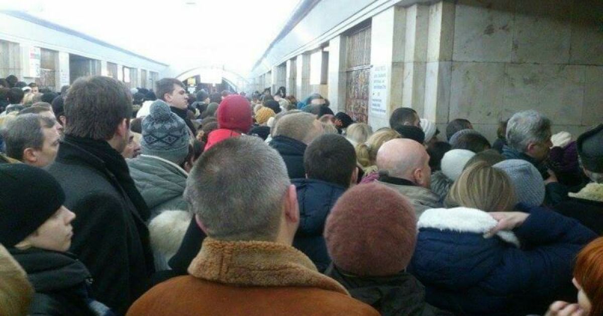 В метро объявляли, что движение приостановлено по "техническим причинам"