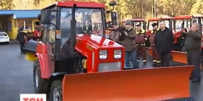 Кличко-"тракторист". Мэр Киева опробовал новую снегоуборочную технику