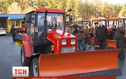 Кличко-"тракторист". Мэр Киева опробовал новую снегоуборочную технику