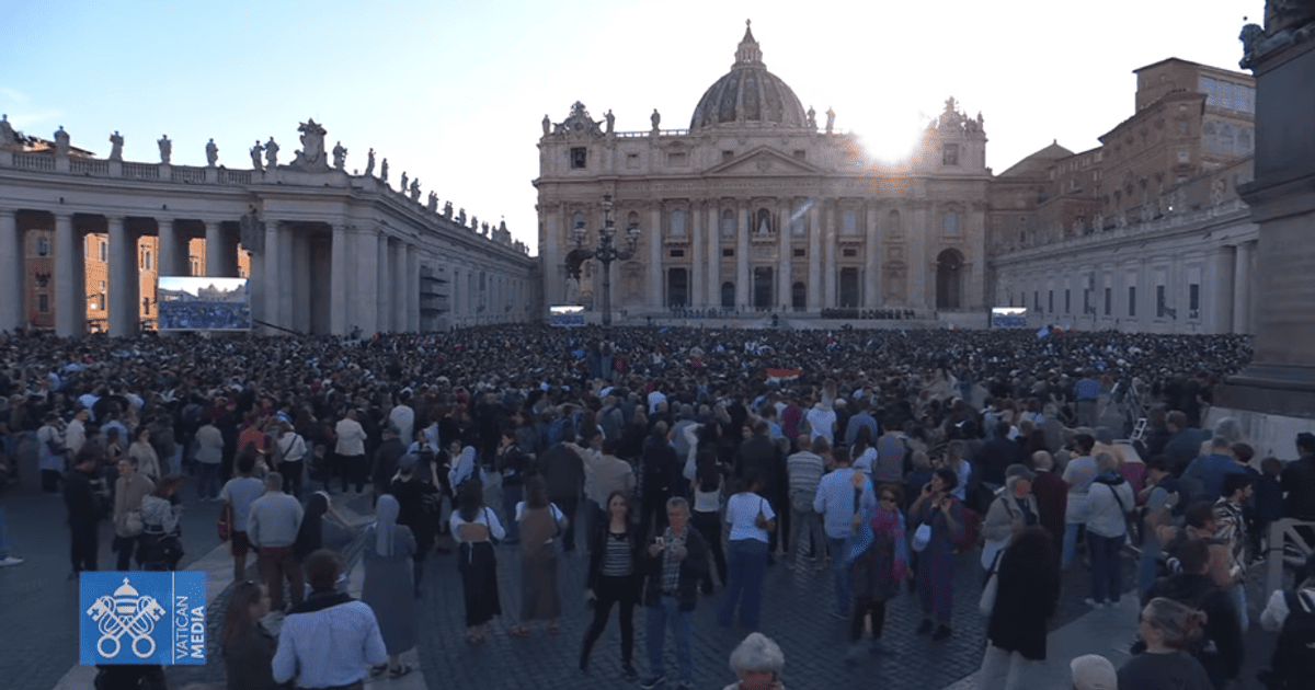 Люди на площі Святого Петра в очікуванні нового Папи