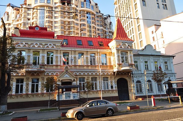 Ночная атака на Киев: пострадал консульский отдел посольства Польши