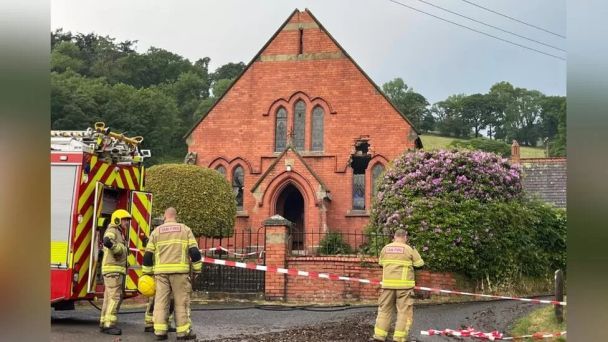 Блискавка завдала серйозних збитків, вибивши вікна, залишивши  дірку та збивши великий хрест / © BBC