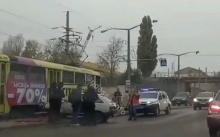 В Одесі водій автомобіля збив людину та врізався в трамвай: відео