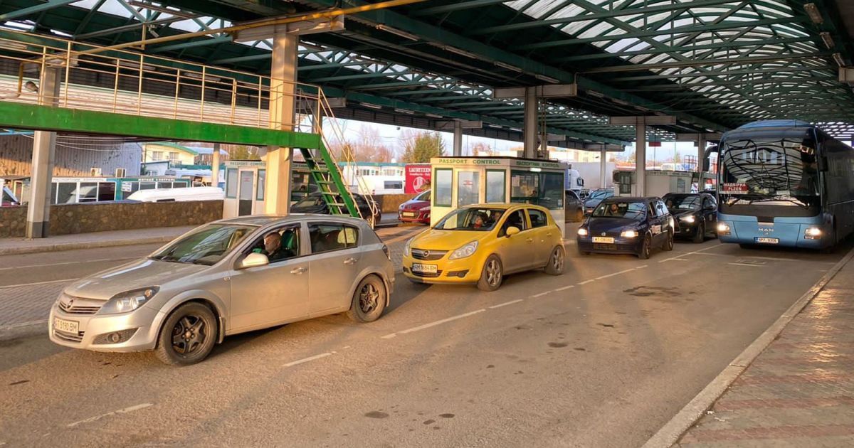 З України за добу виїхало ще 134 тисячі людей: у ДПСУ повідомили, на яких пунктах пропуску немає черг