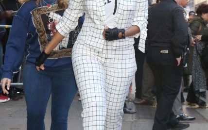 Поправилась: Тайра Бэнкс в клетчатом костюме прогулялась по Лос-Анджелесу