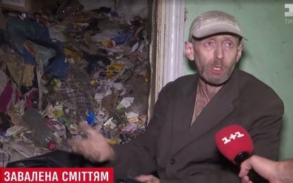 Киевлянин поразил полицию тоннами мусора в квартире и попал в психбольницу