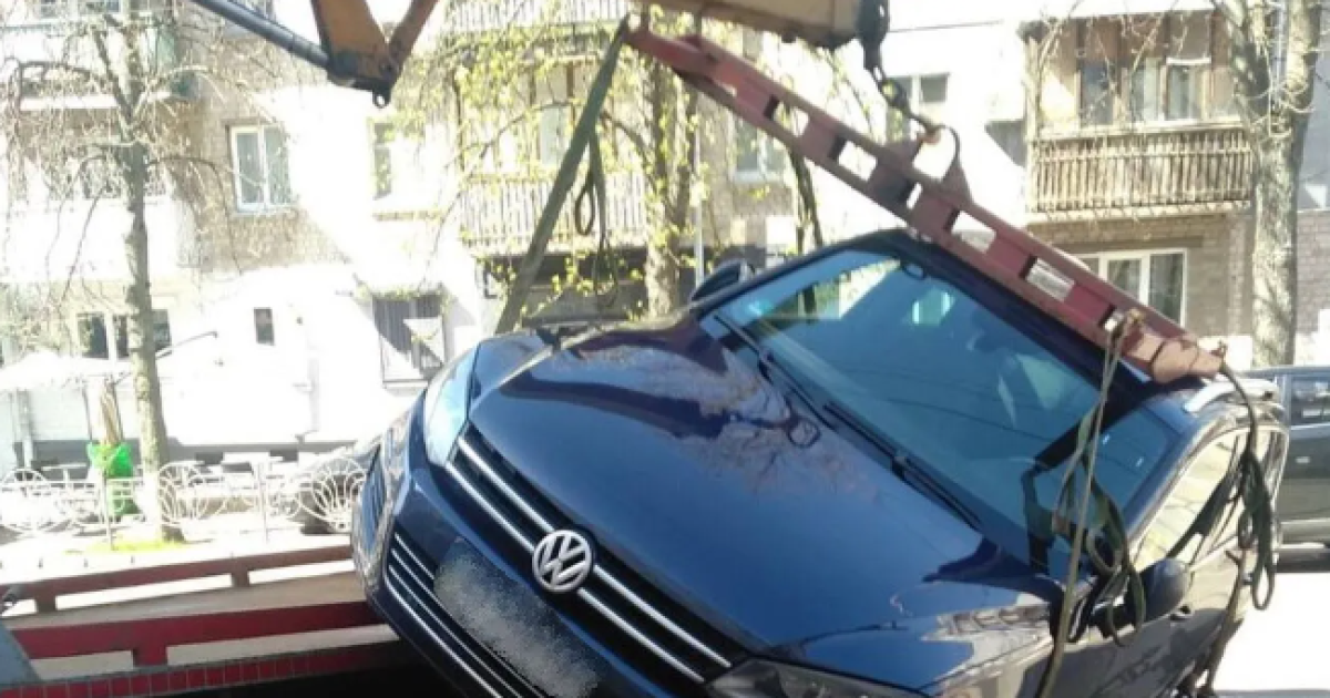Момент падения автомобиля Volkswagen из эвакуатора