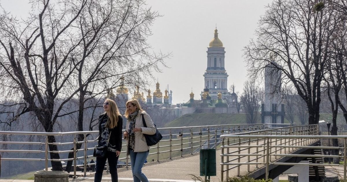 У п'ятницю різко потепліє, а на вихідних повернеться прохолодна погода з дощами